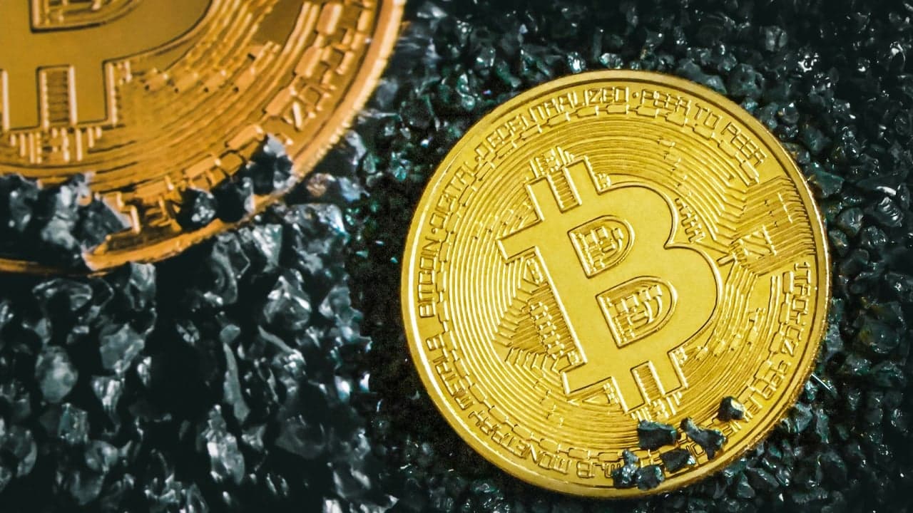 Since September, 507,000 BTC sold by long-term holders, Glassnode data reveals. 1