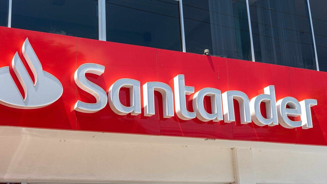 Santander Targets Crypto Payment Flows With Stablecoin Strategy 1