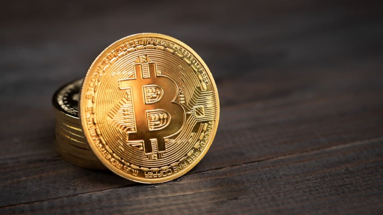 ETF Recap: Bitcoin and Ether ETFs Extend Inflow Streaks With $988 Million Weekly Haul 1