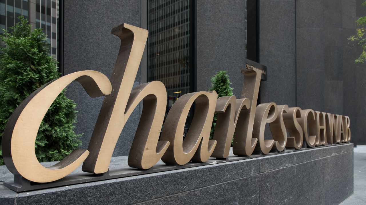 Charles Schwab Targets 2027 Crypto Trading and Custody Launch for Financial Advisors 1