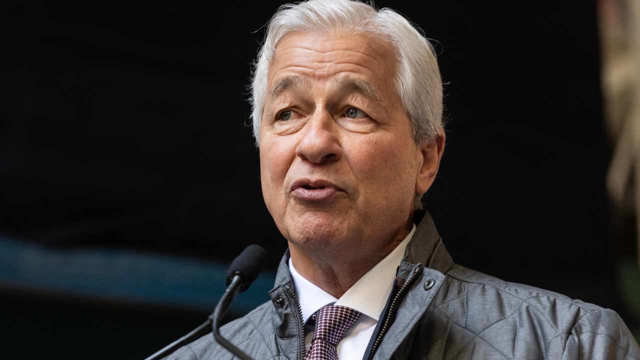 'It's Like a Little Tsunami': JPMorgan's Dimon Warns on Stock Bull Market While Bitcoin Lags 1