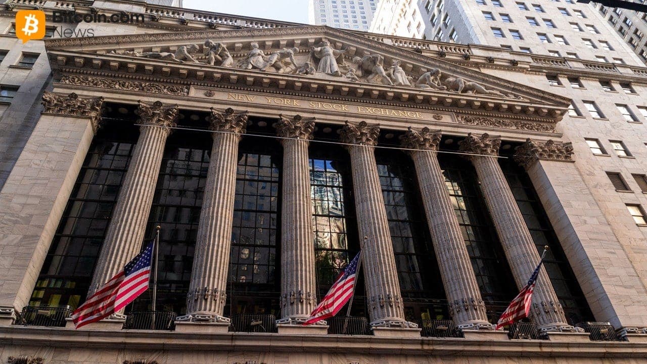 S&P 500 Closes at Record 7,599 as Stocks Outrun a Lagging Bitcoin 1